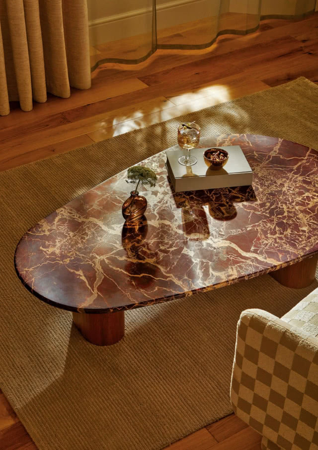 stolik kawowy z włoskiego marmuru