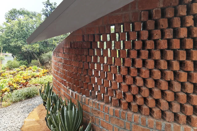 ściana z cegieł ułożonych z boku