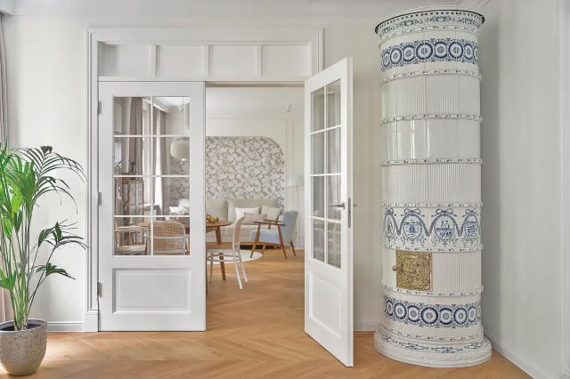 piec kaflowy biało-błękitny w mieszkaniu