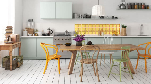 stół, przy nim żółte krzesło i luksfery nad szafkami