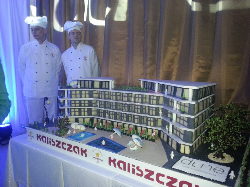 Tort przygotowany na uroczyste otwarcie...