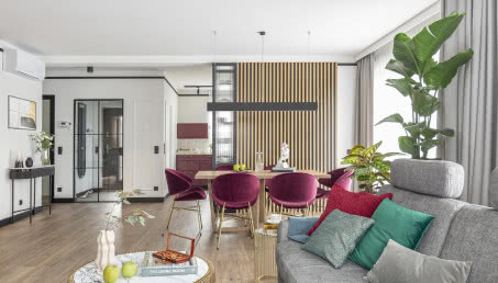 Nowoczesny dom na obrzeżach Warszawy. Ma burgundową kuchnię i oddzielną bawialnię dla dzieci!