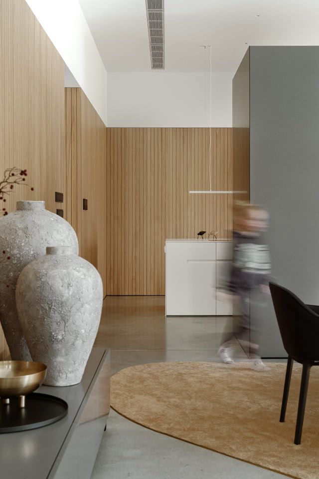 na pierwszym planie dwie duże amfory