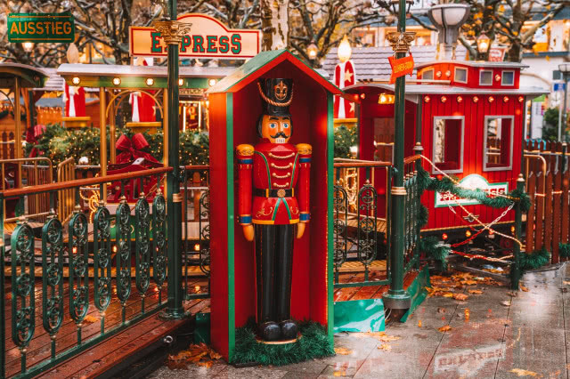 dziadek do orzechów w ponadnaturalnych rozmiarach