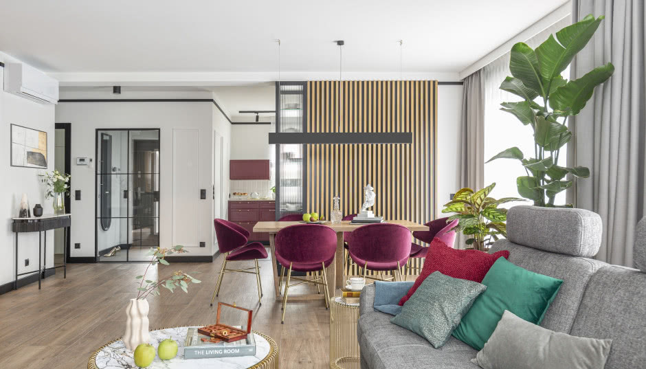 Nowoczesny dom na obrzeżach Warszawy. Ma burgundową kuchnię i oddzielną bawialnię dla dzieci!