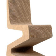 Gentle.
Rama krzesła wykonana z jasnego drewna,...