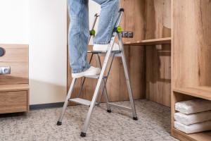 Nowoczesność w każdym detalu - drabiny SLIM STALCO PERFECT do małych i stylowych wnętrz
