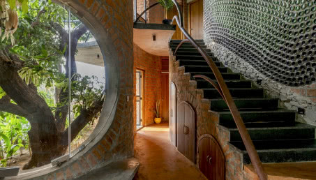 Dom ze ścianą z przetworzonych butelek! Czym jest projektowanie biofiliczne?