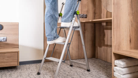 Nowoczesność w każdym detalu - drabiny SLIM STALCO PERFECT do małych i stylowych wnętrz