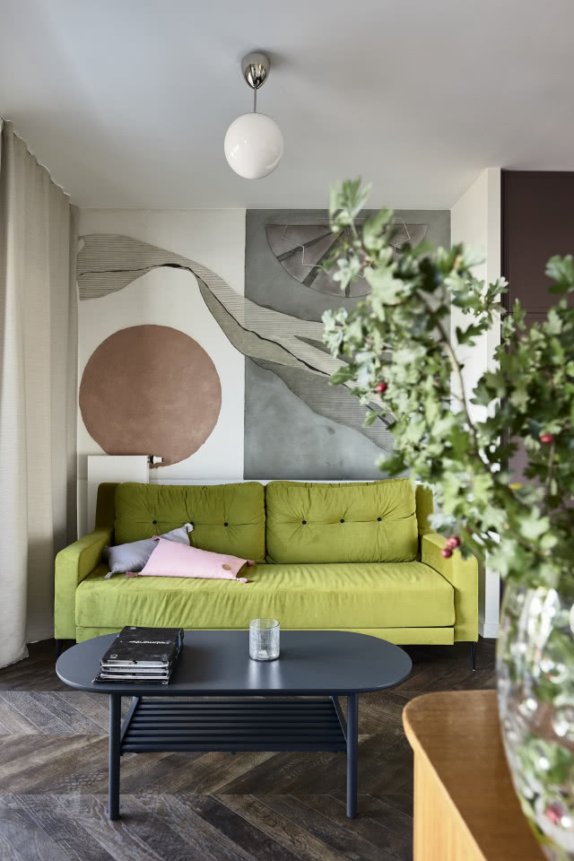 Zielona sofa do salonu