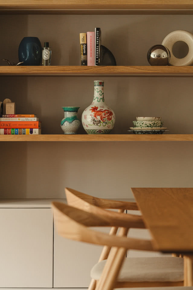 beżowy salon z drewnem