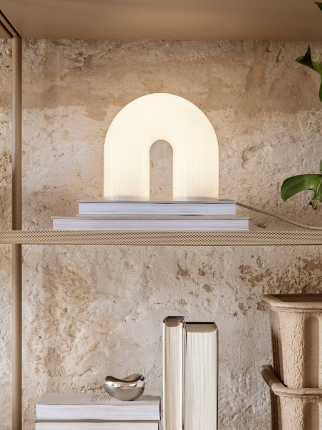 szklana lampka stojąca Omayra Maymó