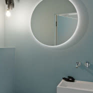 Zielone mieszkanie na Grochowie. Ma dwie szklane oranżerie!