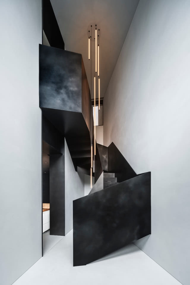 Efektownych rzeźbiarskie schody wewnątrz domu