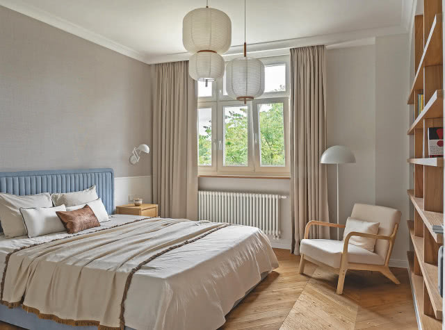 błękitne łóżko w sypialni