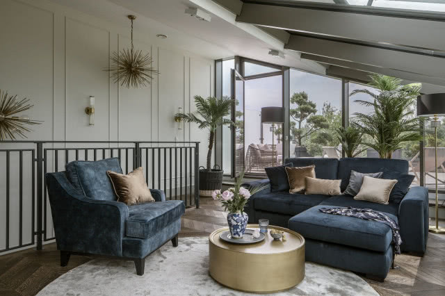 Przeszklony salon na piętrze