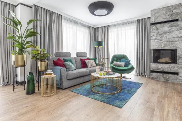 Nowoczesny salon z kamiennym kominkiem