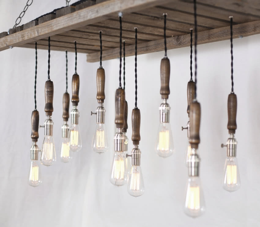 Żyrandol z drewna paletowego i trzonków od...