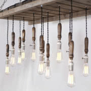 Żyrandol z drewna paletowego i trzonków od...