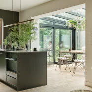 Zielone mieszkanie na Grochowie. Ma dwie szklane oranżerie!