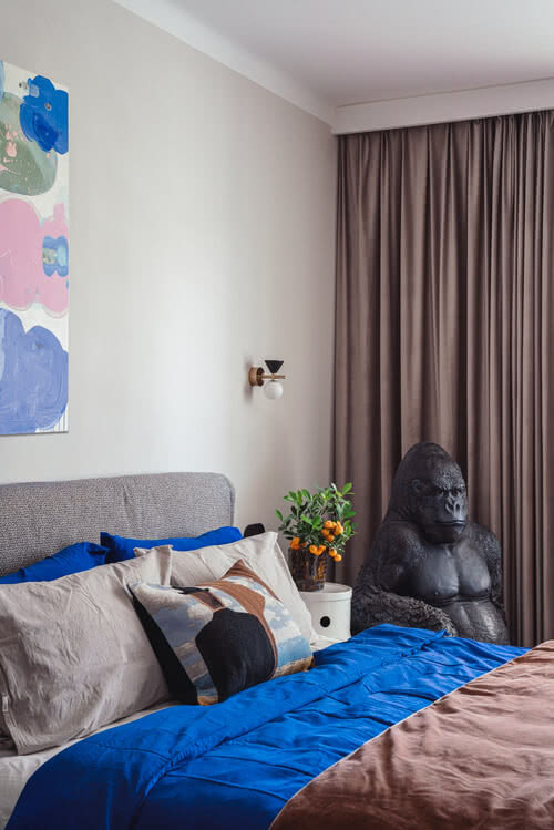 sypialnia łóżko, figurka goryla
