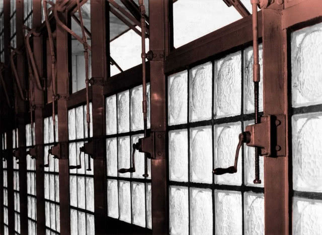 Luksfery. Wraca moda na szklane ścianki i podłogi! Jak je zastosować we wnętrzu? 