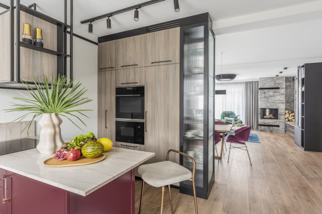 burgundowa kuchnia z czarnymi dodatkami i drewnem