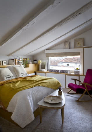 Sypialnia w kolorze żółtym na poddaszu
