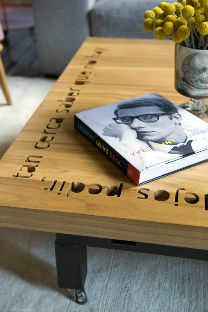 W tym mieszkaniu stoły są bardzo...