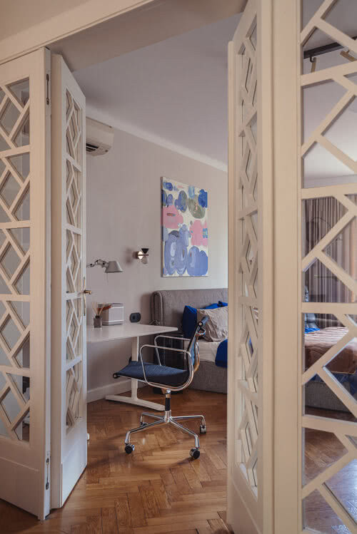 białe ażurowe drzwi wnętrze w kamienicy