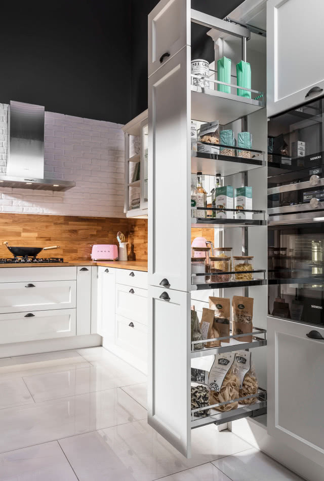 cargo DISPENSA, kuchnia, białe fronty kuchenne, drewniane blaty, piekarnik do zabudowy, okap, biała cegła na ścianie