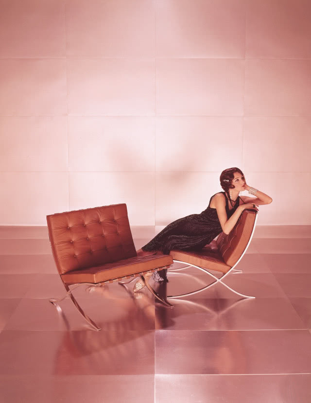 Fotel Barcelona, 1929,
proj. Mies van der Rohe,
plakat vintage marki
Knoll, fot. Knoll/Aqina