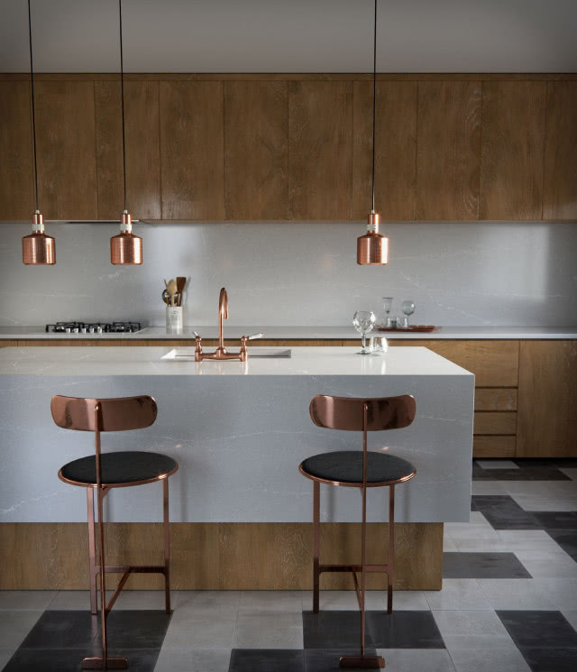 Materiał Silestone sprawdza się na blatach i okładzinach frontów, zarówno mniejszych kuchni, jak i dużych przestrzeni roboczych.