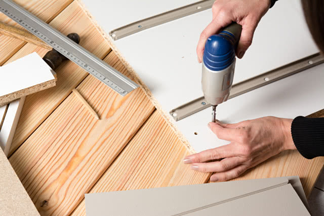 budowa garderoby krok po kroku, wkrętarka