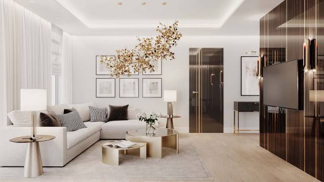 dwa stoliki kawowe, stolik pod lampkę, biała kanapa, ozdobne poduszki, dywan, brązowe drzwi ze złotymi pasami, obrazy, komoda