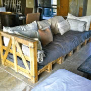 Żyrandol z drewna paletowego i trzonków od...