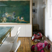 W tym mieszkaniu stoły są bardzo...