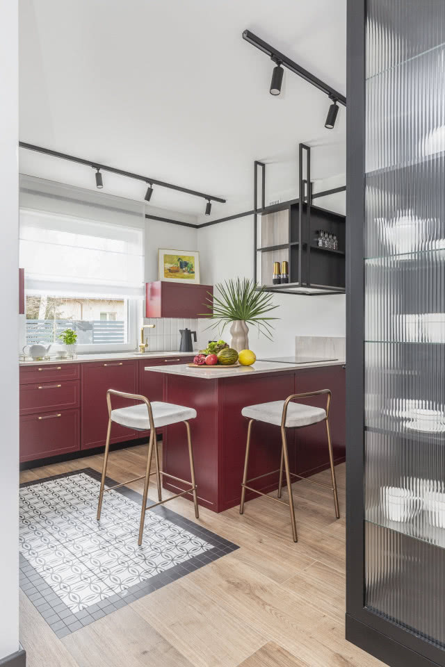 burgundowa kuchnia z czarnymi dodatkami