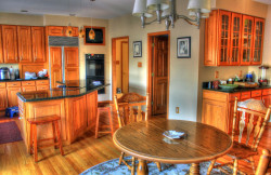 Drzwi do kuchni w identycznym stylu jak fronty szafek to gwarancja stylistycznej spójności