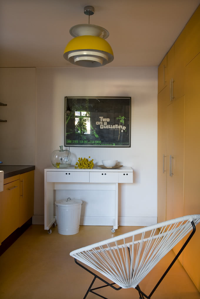 Biały pomocnik w kuchni to mebel autorstwa pana...