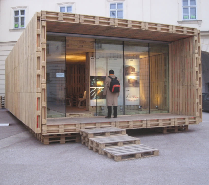 Pawilon z palet, Claus i Pils Gregor