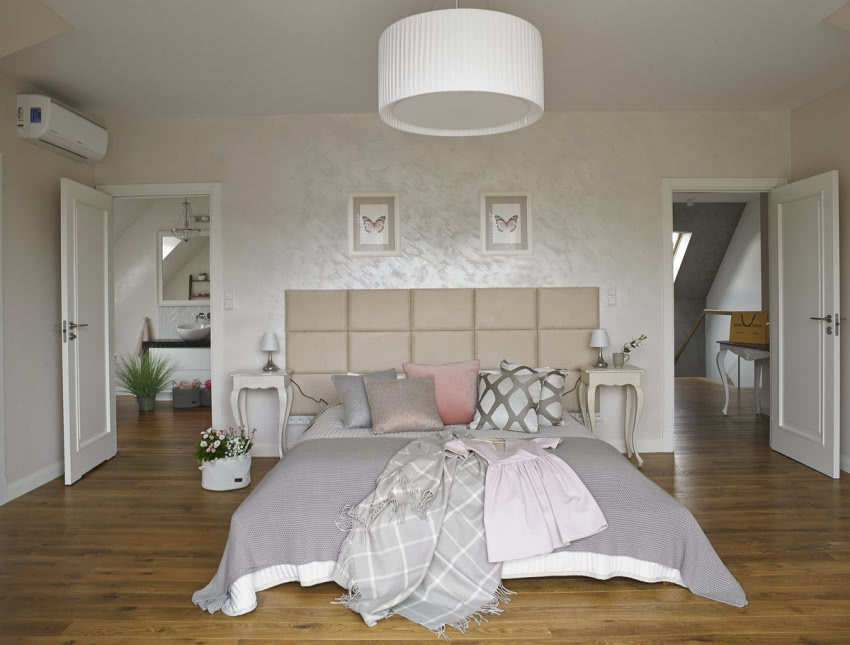 Jasna tapeta imitująca stiuk nadaje dodaje...