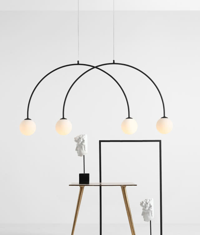 lampy wiszące w kształcie łuku, czarna rama, rzeźba, stolik