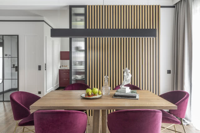 Nowoczesne mieszkanie ze ścianką z lameli i szkła