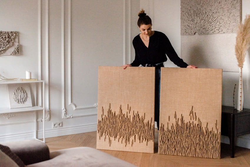 Artystka Anna Wywiał wykonuje niestandardowe...