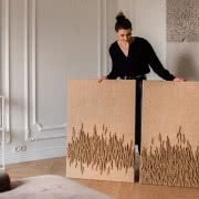 Ten relief wykonany jest z prasowanych włókien...