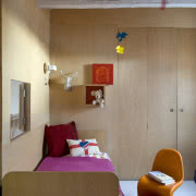 W tym mieszkaniu stoły są bardzo...