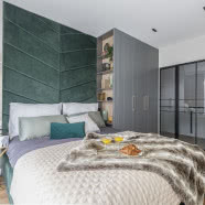 Nowoczesny dom na obrzeżach Warszawy. Ma burgundową kuchnię i oddzielną bawialnię dla dzieci!