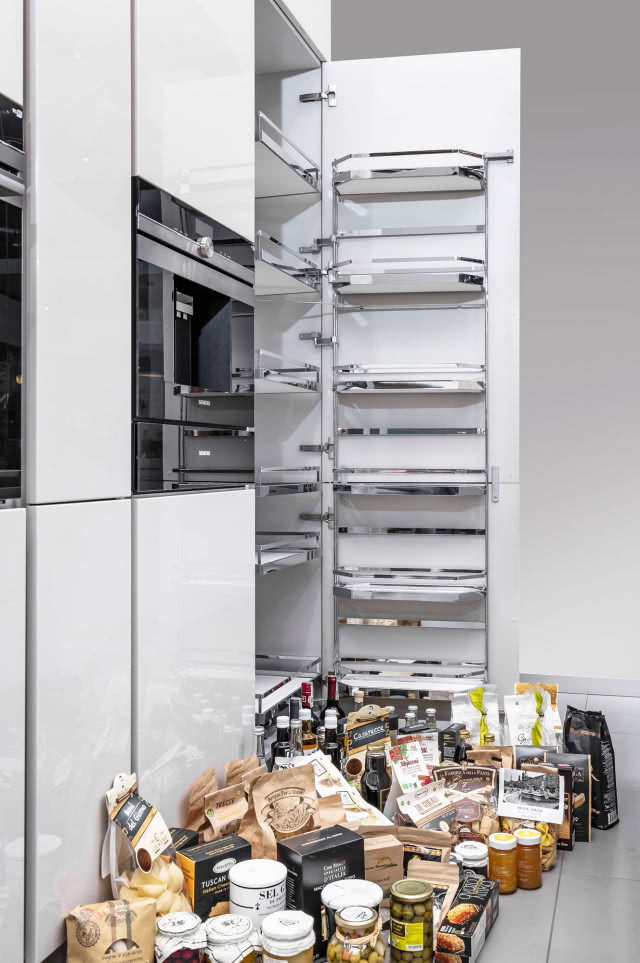 5 powodów, dla których warto mieć w kuchni szafkę typu cargo