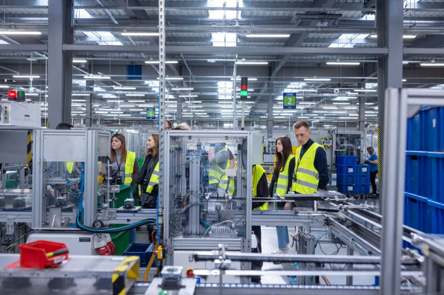 zwiedzanie fabryki Kontakt-Simon